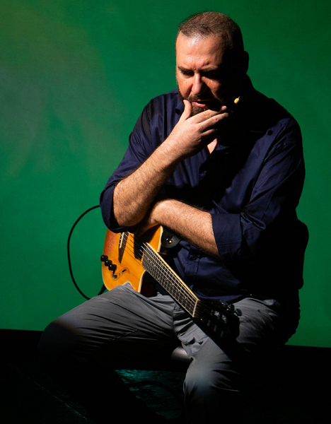Adriano Formoso, psicoterapeuta e cantautore
