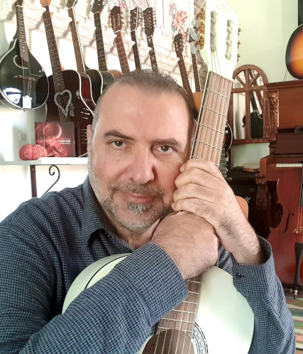 Adriano Formoso, psicoterapeuta e cantautore